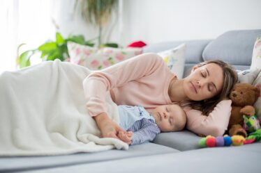 Co Sleeping Benefits: पैरेंट्स के साथ सोने से शिशु को मिलते हैं कई फायदे, जानें