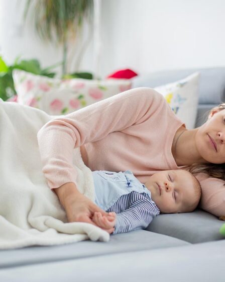 Co Sleeping Benefits: पैरेंट्स के साथ सोने से शिशु को मिलते हैं कई फायदे, जानें